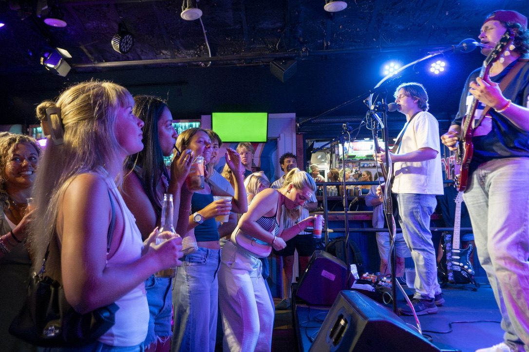 Mick Mac live at Doggie's